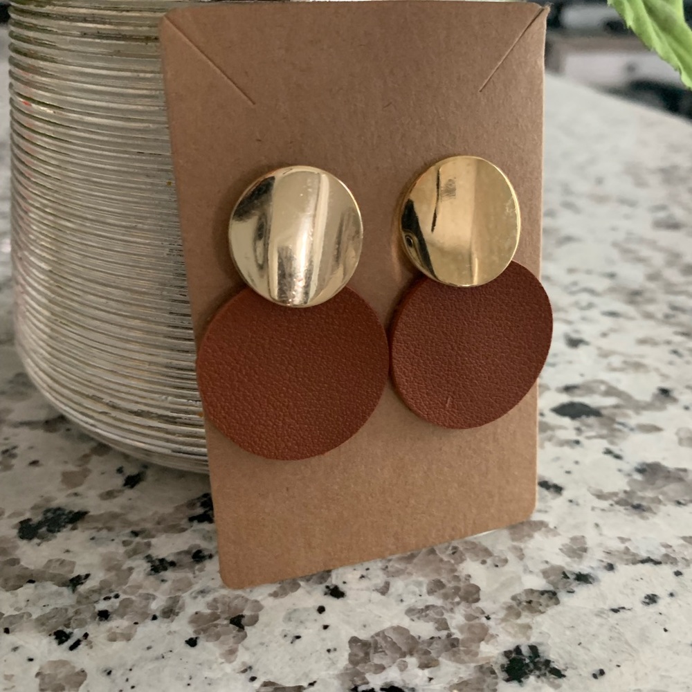 ⭐️CLEARANCE⭐️ Leather Dangle Earrings - Picture 6 of 7